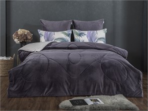 {{photo.Alt || photo.Description || 'Набор с одеялом Лаврин 1.5-спальный'}}