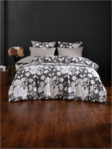 {{photo.Alt || photo.Description || 'Набор с одеялом Адели семейный'}}